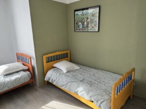 Chambre 2 personnes on peut ajouter un lit parapluie